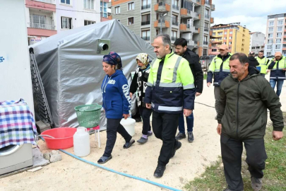 Alinur Aktaş depremzedelerle