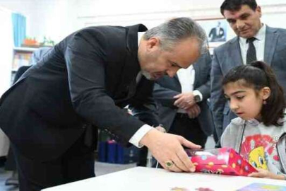 Başkan Aktaş'tan özel öğrencilere hediyeler