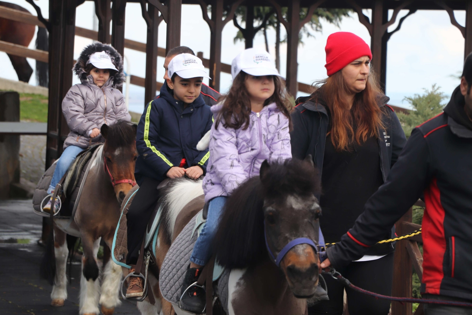 Depremzede çocuklara atlı terapi