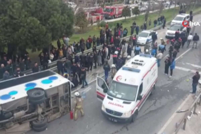 Silivri'de cezaevi personellerini taşıyan servis aracı otomobille çarpıştı:27 yaralı