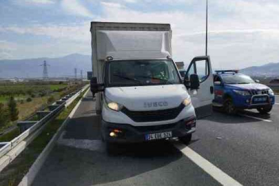 Bursa'da çekici emniyet şeridinde kamyonete arkadan çarptı: 2 yaralı