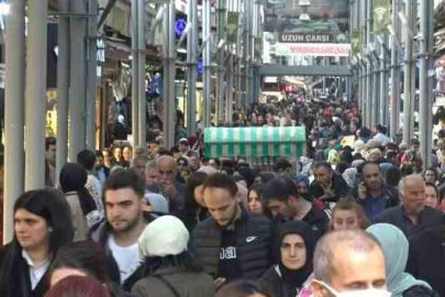 Bursa tarihi Uzun Çarşı’da bayram yoğunluğu
