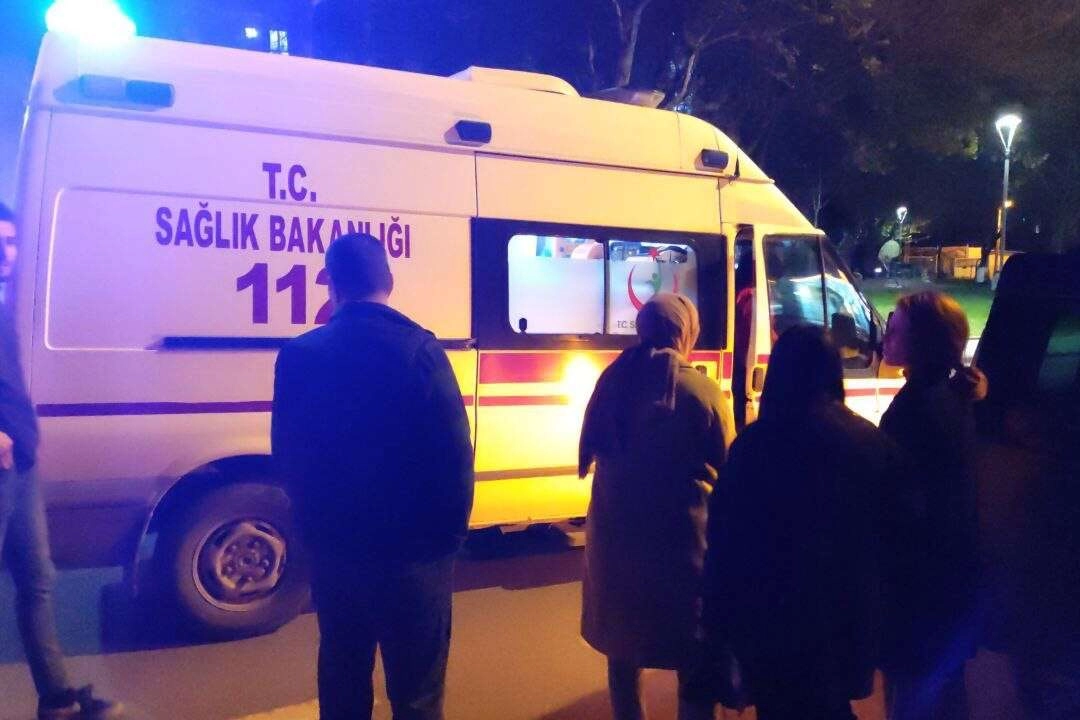 Cep telefonuna bakmak isterken park halindeki tıra çarptı: 3 yaralı