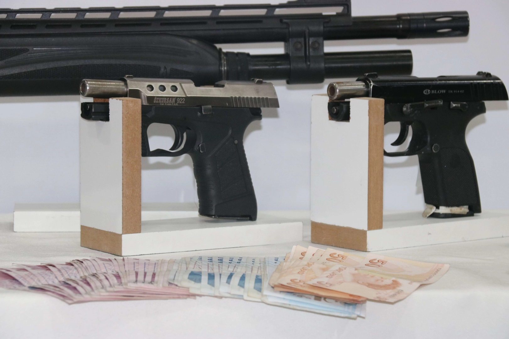 Diyarbakır merkezli 50. ‘Kökünü Kurutma Operasyonunda ele geçirilenler sergilendi: 215 gözaltı