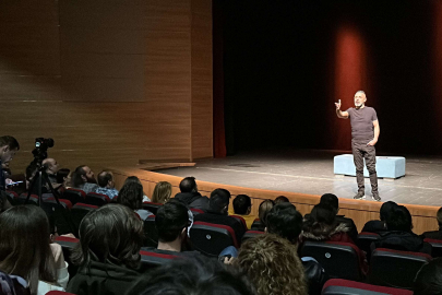Ünlü oyuncu Umut Oğuz, depremzedeleri güldürdü
