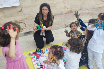 Hataylı öğretmen adayı onlarca kaybını çocuklara sarılarak unutuyor