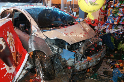 Otomobil bir dükkanın manav reyonuna böyle girdi