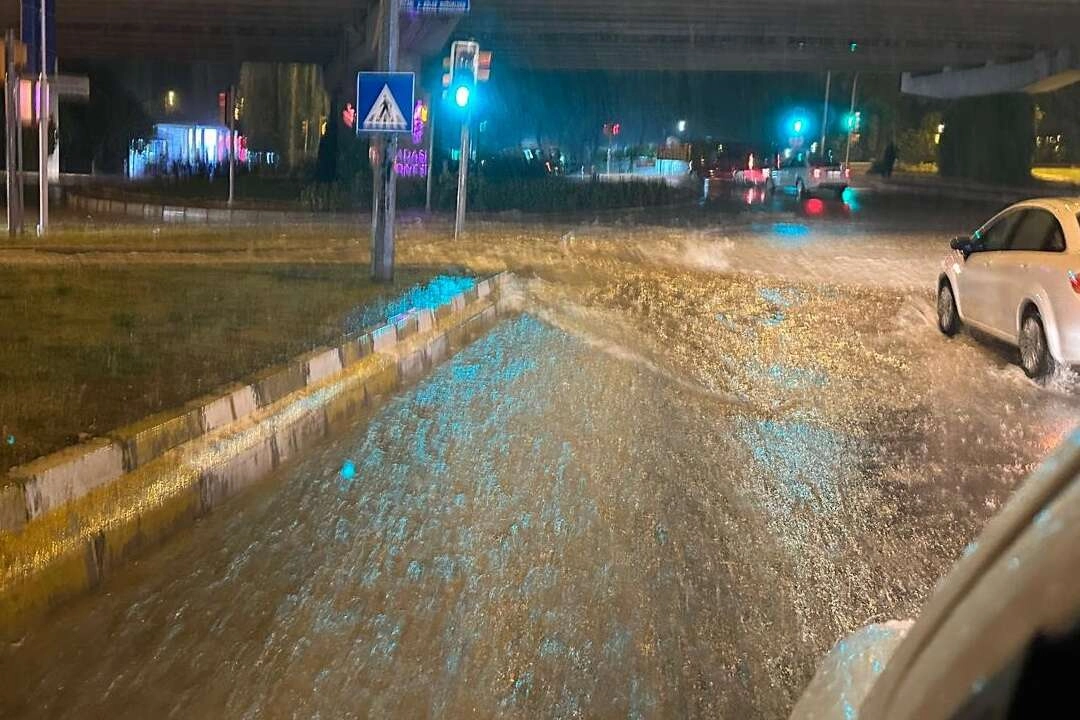 Kuşadası’nda sağanak yağış: Yollar göle döndü