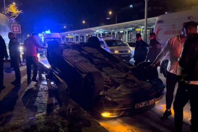 Bursa’da çekiciye çarpan araç takla attı: 2 yaralı