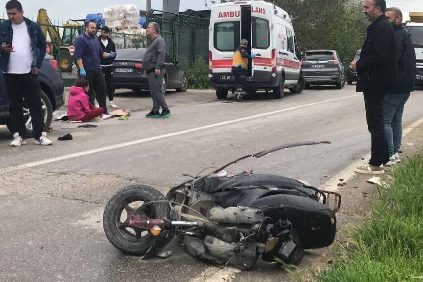 Köpeklerin saldırdığı motosikletli otomobille çarpıştı