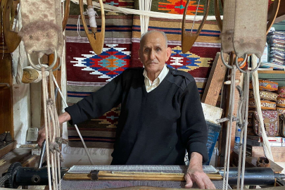 Gaziantep'te 3 metrekarelik dükkanda ürettiği kilimleri dünyaya ihraç ediyor