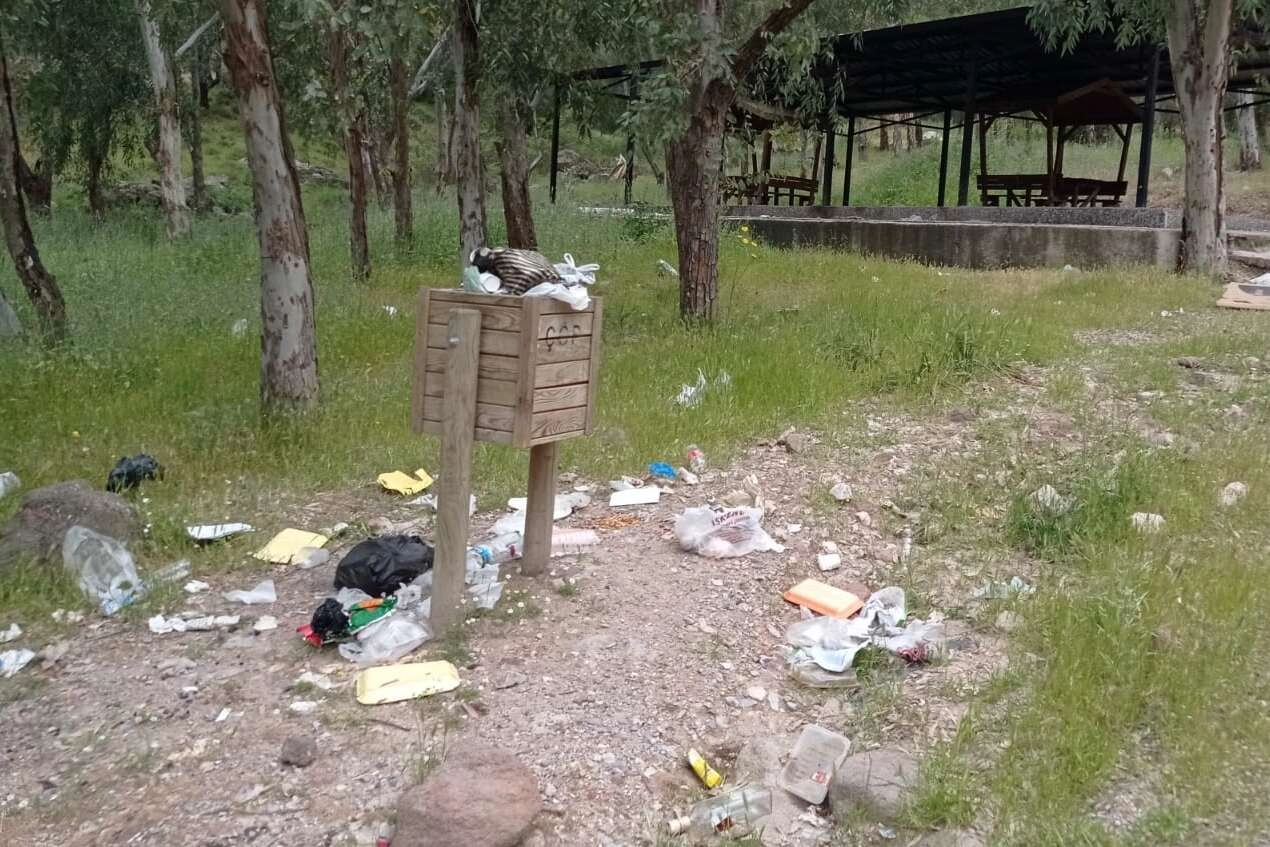 İzmir'de çocuk ormanının sorumsuz ziyaretçileri alanı çöp içinde bırakıyor