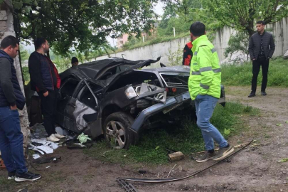 Direksiyon hakimiyetini kaybetti evin bahçesine uçtu