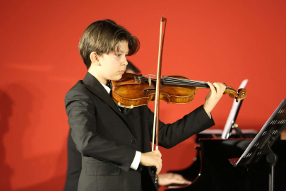 Bursalı keman sanatçısı Arda Bursa'da dinleyenleri mest etti