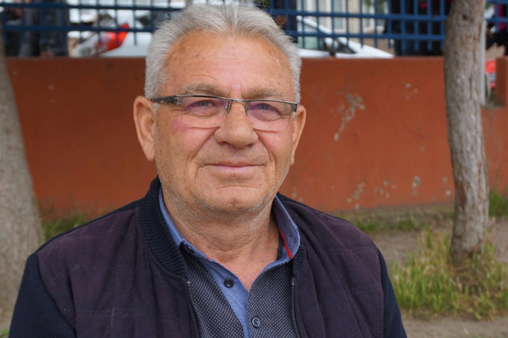 Yavru kediyi annesine kavuşturmak için ağaca tırmandı