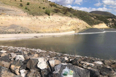 2 çocuk serinlemek için girdikleri gölette can verdi