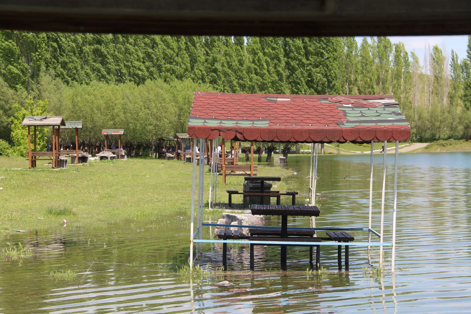 Çölleri aratmıyordu, şimdiyse kamelyalar sular altında