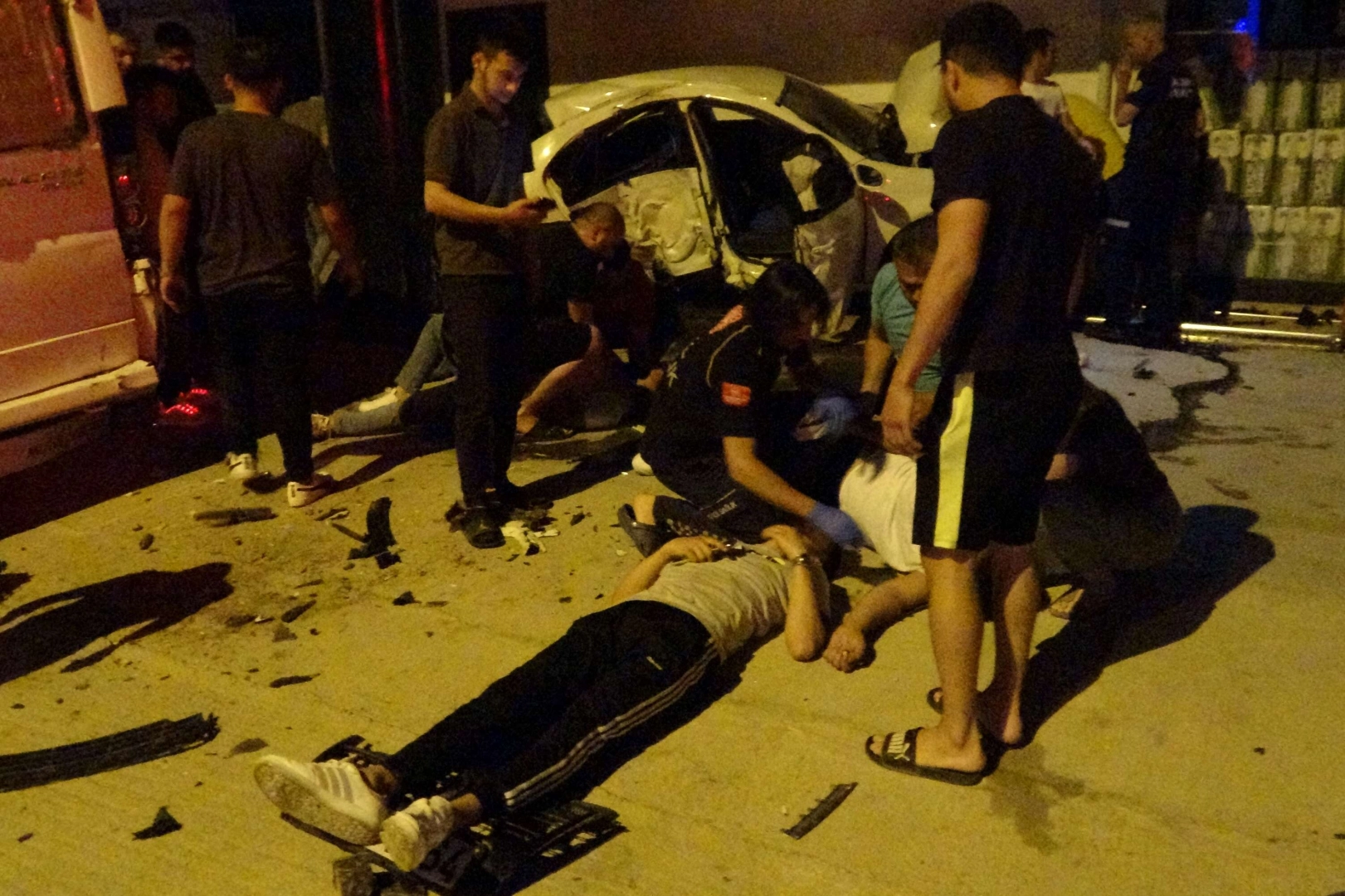 Otomobil market duvarına daldı: 5 yaralı