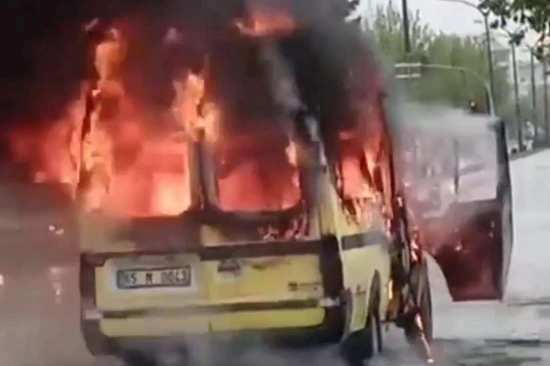 Seyir halindeki minibüs alev alev yandı