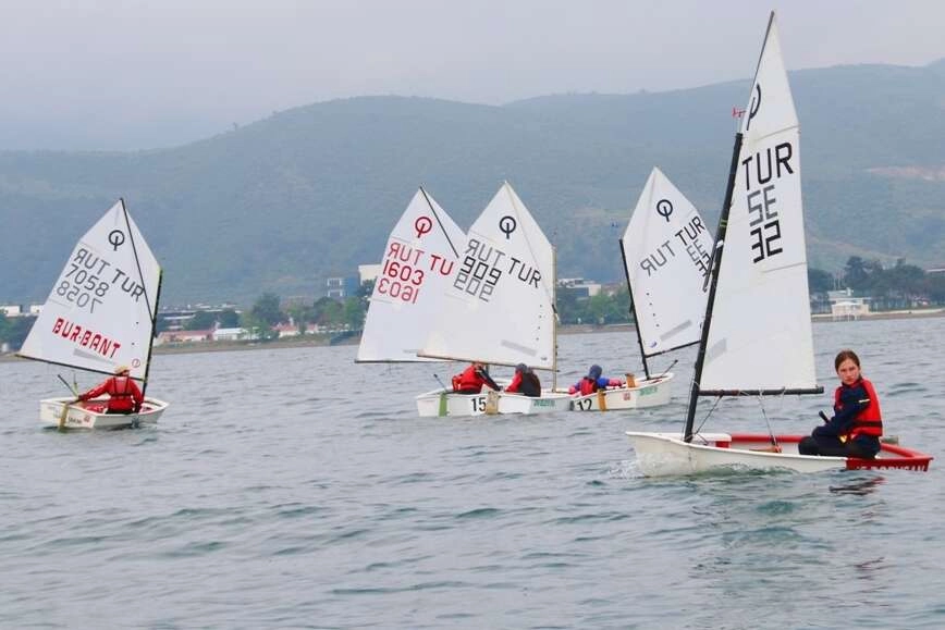 Yelken yarışlarında minikler kıyasıya mücadele etti