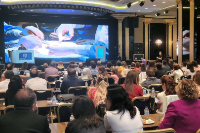 Böbrek nakli ameliyatını doktorlar canlı izledi