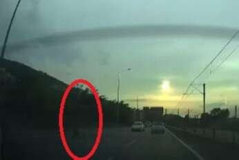 Bursa'da anayolda kaza!Yolun ortasına atlayan şahsa araç böyle çarptı