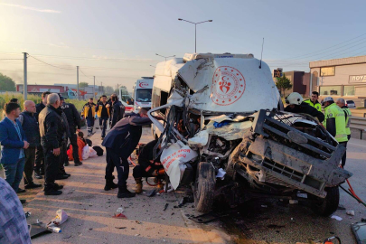 Bursa'da sporcuları taşıyan servis minibüsü hafriyat kamyonuna çarptı!1 ölü, 16 yaralı