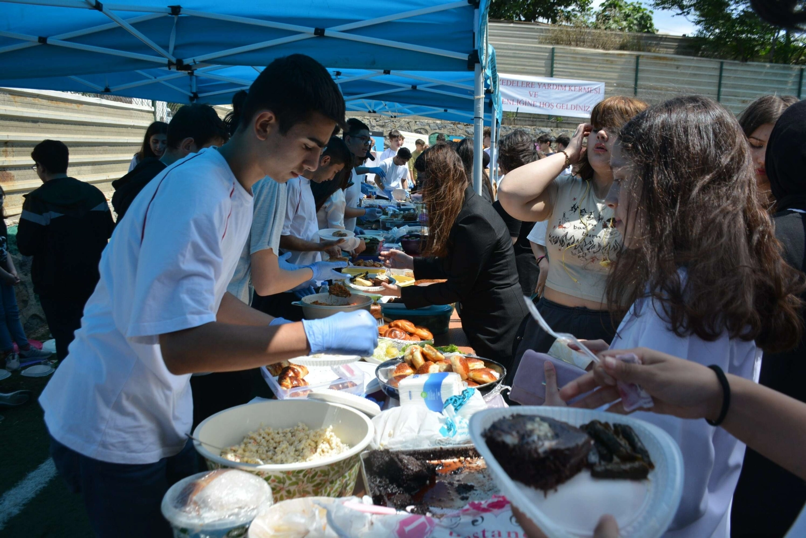 Öğrenciler yaptıkları ürünleri depremzedeler için sattı