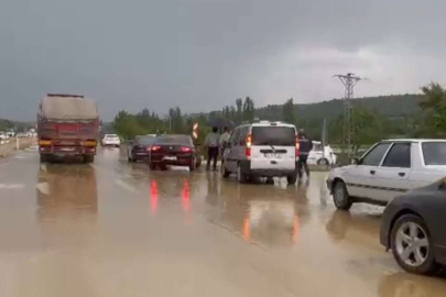 Sel suları sürücülere zor anlar yaşattı