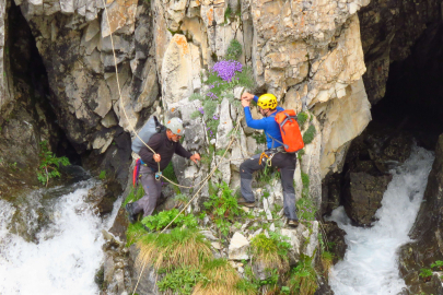 Uludağ'da kar sularının eridiği mağarada tehlikeli macera