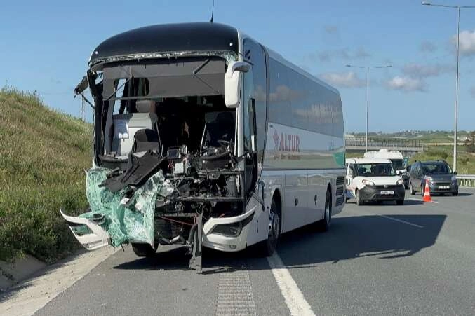 THY personelini taşıyan servis aracı kazaya karıştı