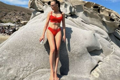 Serenay Sarıkaya'dan kırmızı bikinili poz!