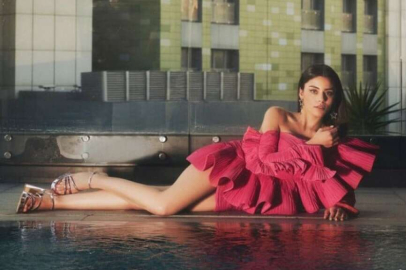 Sıla Türkoğlu mini elbisesiyle havuz başında poz verdi