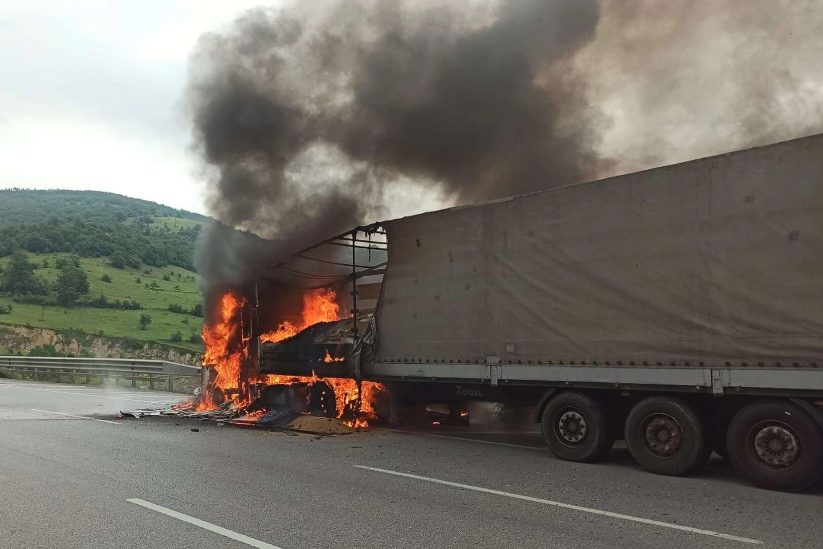 Gürcistan'a arpa taşıyan tır Samsun'da alev alev yandı