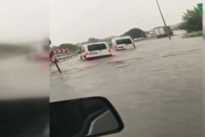 Bursa'da sağanak yağmurla AVM'leri su bastı,  yollar göle döndü