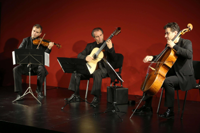 Bursa'da keman,çello ve  gitarla müzik ziyafeti