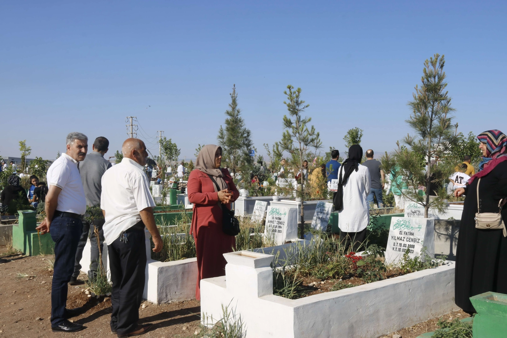 Depremzedeler gözyaşları içinde yakınlarının mezarına gitti