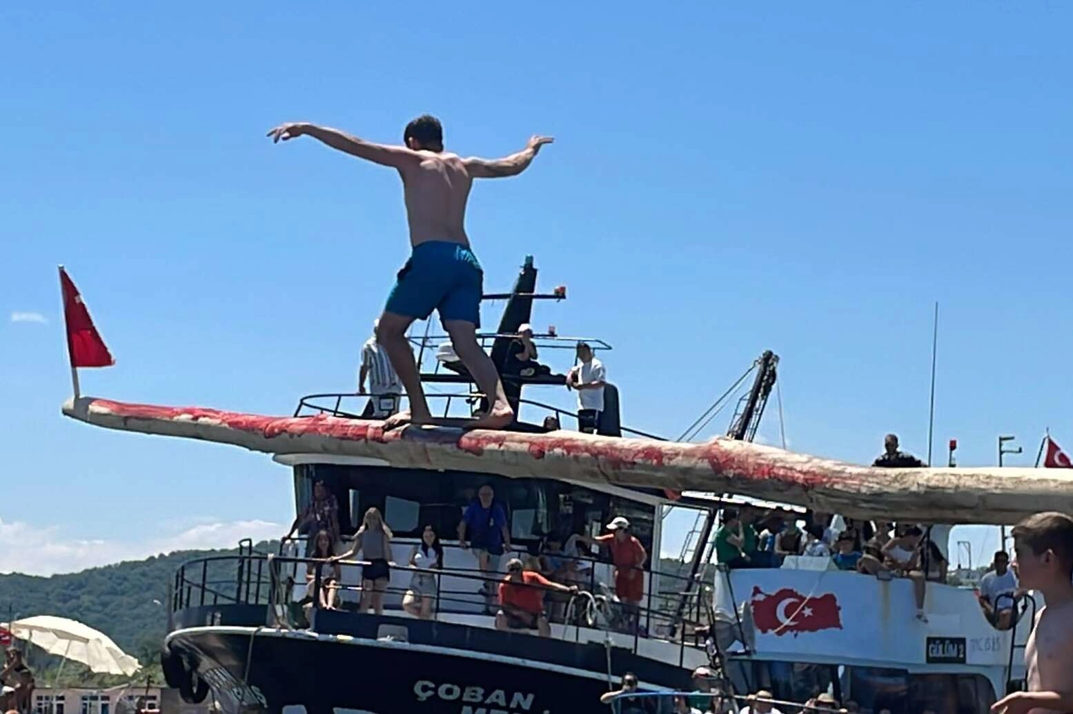 Yağlı direkten Türk bayrağını alana 30 bin TL değerinde ödül