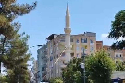 Depremde hasar gören minare kontrollü yıkıldı
