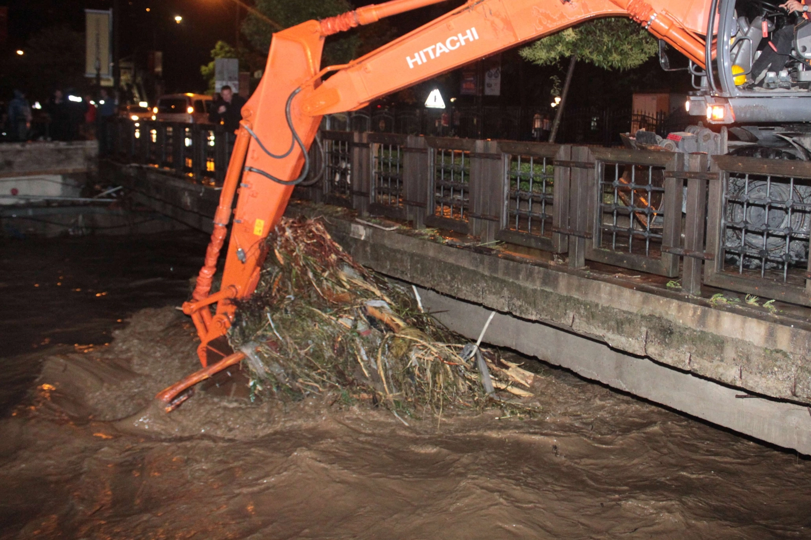 Cadde ve sokaklar göle döndü