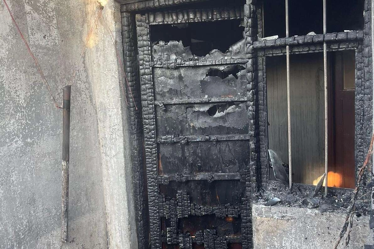 Yanan ev kullanılamaz hale geldi