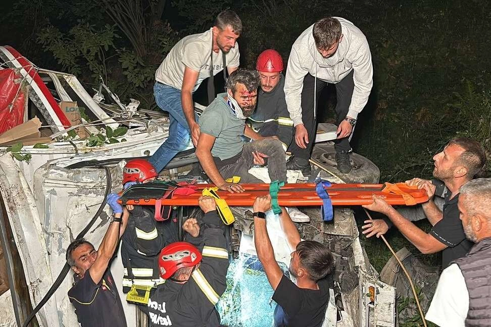 Kamyon dere yatağına uçtu, ekipler seferber oldu