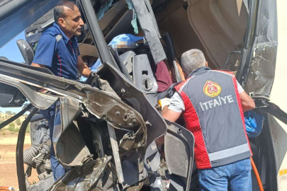 Nakliyat kamyonu hafriyat tırına çarptı: 1 ölü, 2 yaralı