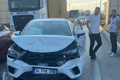 Bursa'da iki otomobil çarpıştı:Yaralılar var