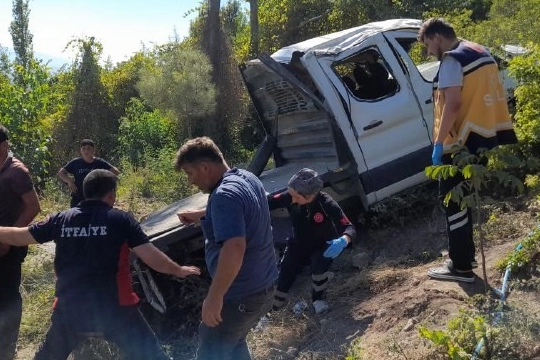 İşçileri taşıyan kamyonet uçuruma yuvarlandı 1 ölü, 3 yaralı