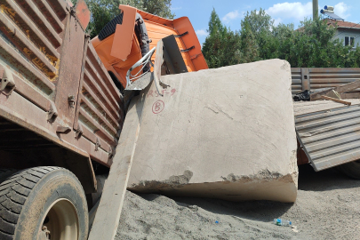 Busa'da ağır tonajlı araçlar çarpıştı: 2 sürücü yaralandı