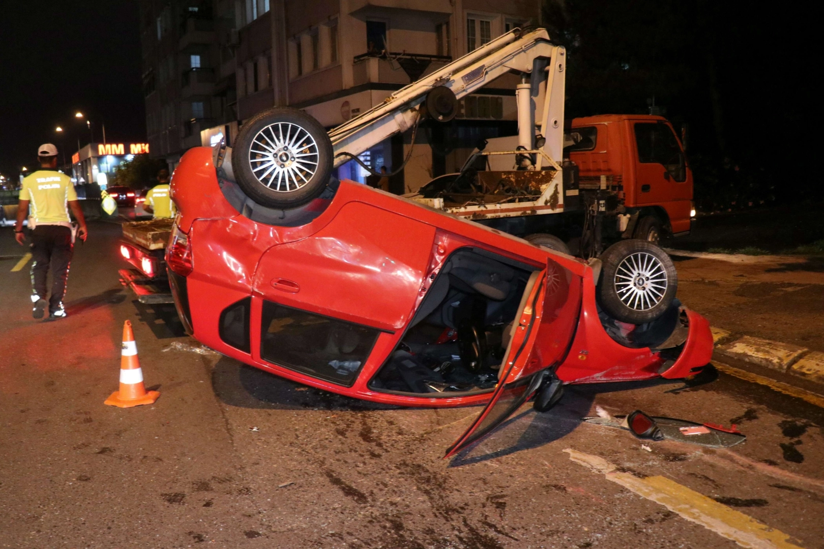 Takla atan otomobili bırakıp kaçtı