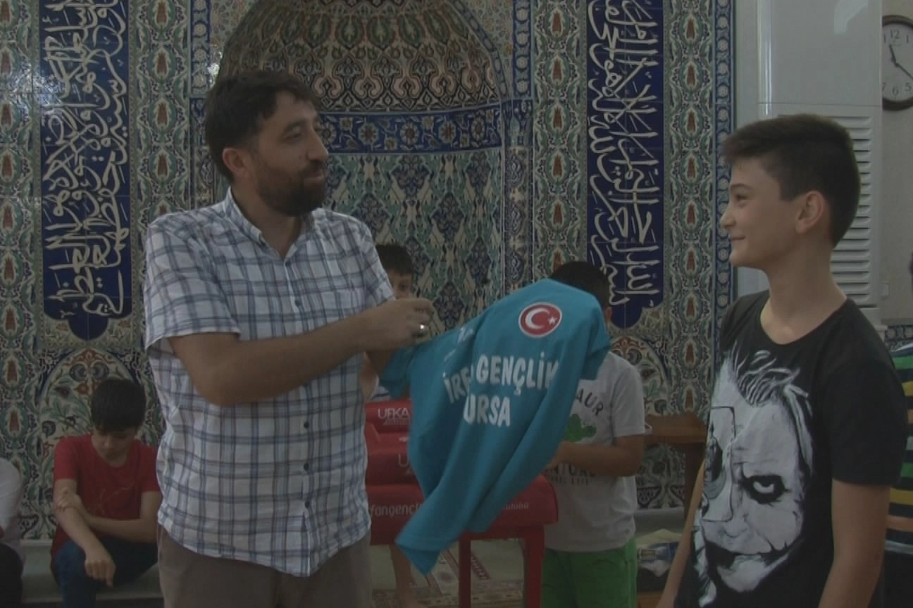 Kur'an kursuna gelen çocuklar için bilek güreşi turnuvası düzenlendi