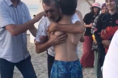 Öldü sandığı oğlunun yürüyerek geldiğini görünce...