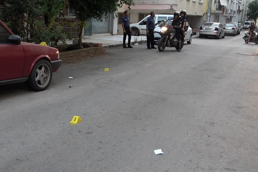 Çatışmadan çıkan mermi, dükkana önündeki adamı kalbinden vurdu